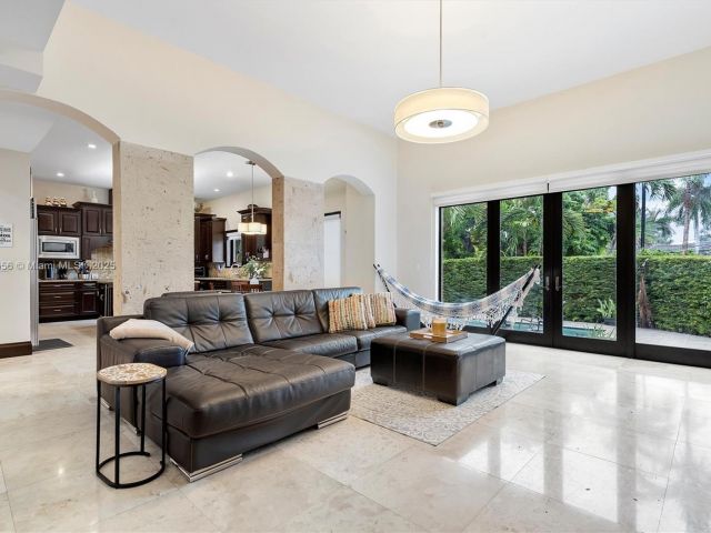 Продажа дома по адресу 18825 N Bay Rd - фото 6157537