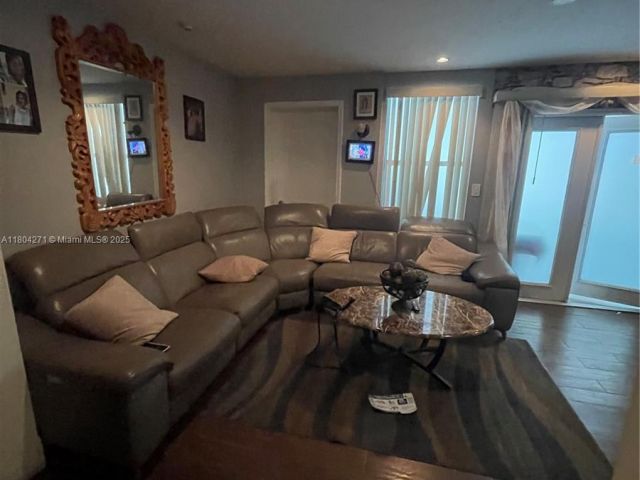 Продажа дома по адресу 2724 Cleveland St - фото 6124877