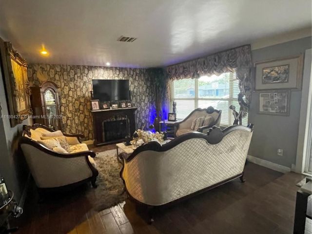 Продажа дома по адресу 2724 Cleveland St - фото 6124880