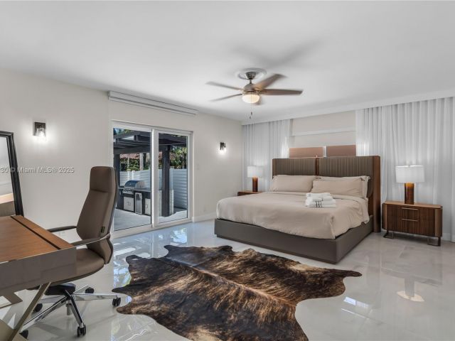 Продажа дома по адресу 1045 Hollywood Blvd - фото 6124909