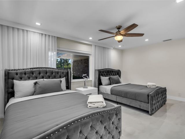 Продажа дома по адресу 1045 Hollywood Blvd - фото 6124911