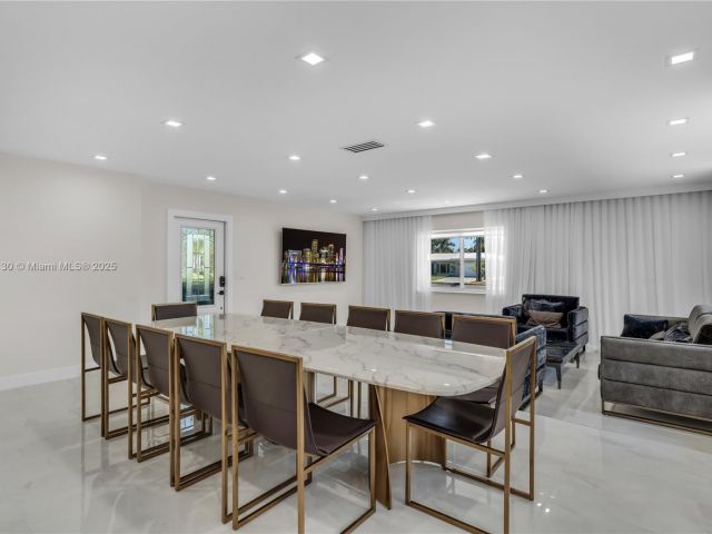 Продажа дома по адресу 1045 Hollywood Blvd - фото 6124914