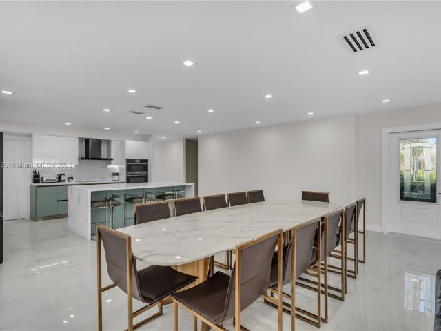 Продажа дома по адресу 1045 Hollywood Blvd - фото 6124915