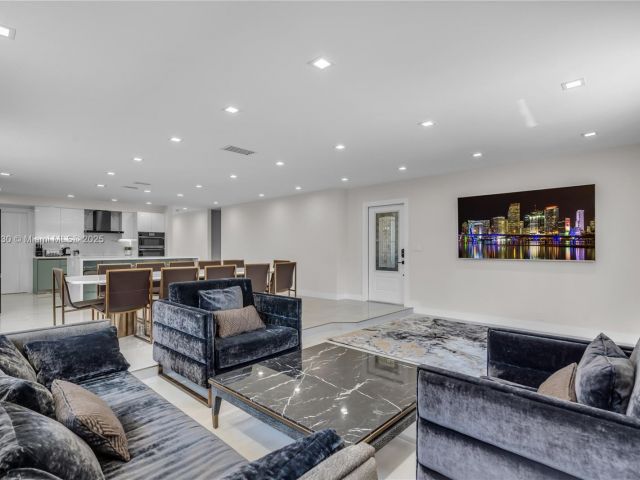 Продажа дома по адресу 1045 Hollywood Blvd - фото 6124916