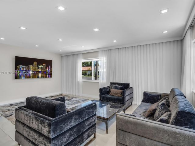 Продажа дома по адресу 1045 Hollywood Blvd - фото 6124917