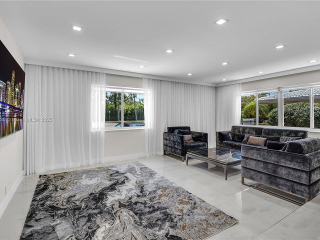 Продажа дома по адресу 1045 Hollywood Blvd - фото 6124918