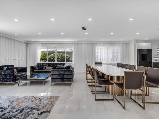 Продажа дома по адресу 1045 Hollywood Blvd - фото 6124919