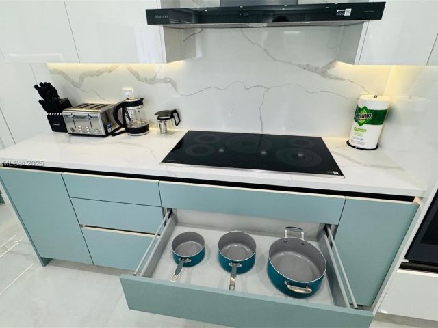 Продажа дома по адресу 1045 Hollywood Blvd - фото 6124921