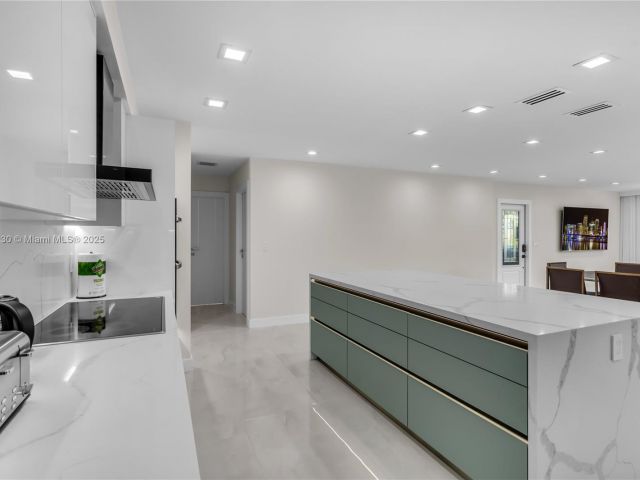 Продажа дома по адресу 1045 Hollywood Blvd - фото 6124922