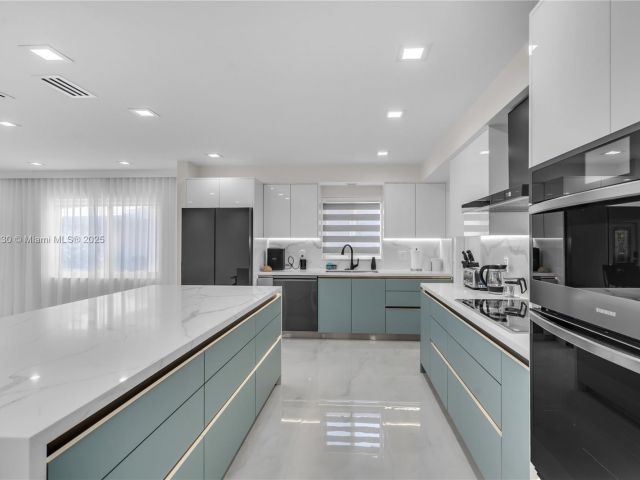 Продажа дома по адресу 1045 Hollywood Blvd - фото 6124923