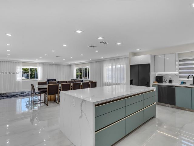 Продажа дома по адресу 1045 Hollywood Blvd - фото 6124924