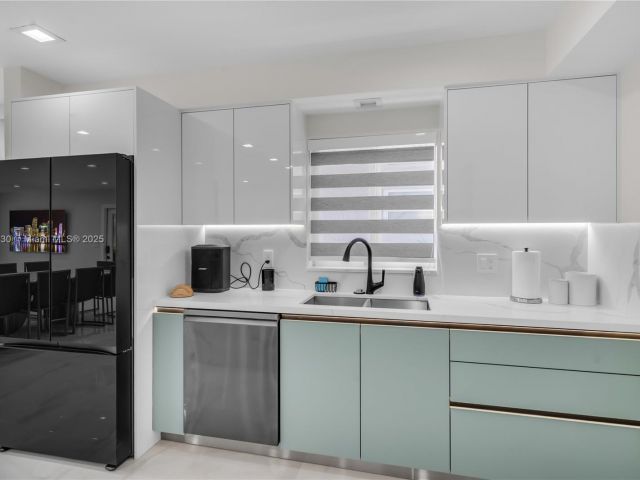 Продажа дома по адресу 1045 Hollywood Blvd - фото 6124925