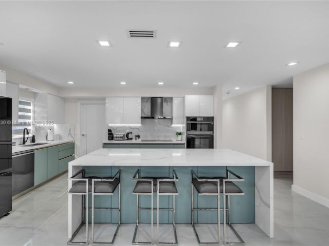 Продажа дома по адресу 1045 Hollywood Blvd - фото 6124926