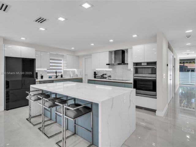 Продажа дома по адресу 1045 Hollywood Blvd - фото 6124927