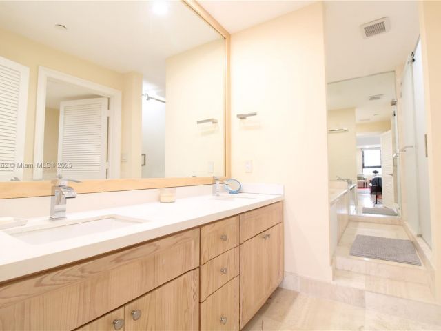 Продажа квартиры #702 - фото 6126268