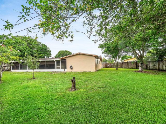 Продажа дома по адресу 8330 NW 23rd Street - фото 6128649