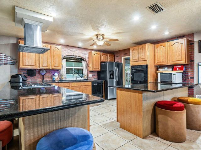 Продажа дома по адресу 8330 NW 23rd Street - фото 6128651