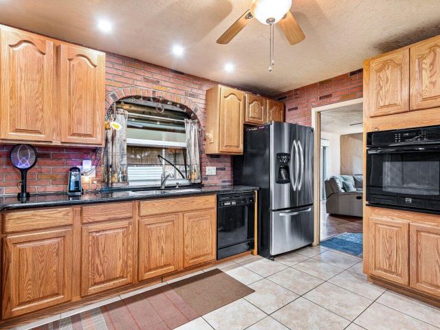 Продажа дома по адресу 8330 NW 23rd Street - фото 6128652