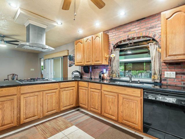 Продажа дома по адресу 8330 NW 23rd Street - фото 6128653