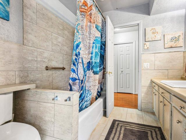 Продажа дома по адресу 8330 NW 23rd Street - фото 6128657