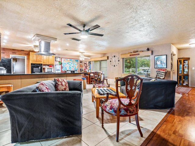 Продажа дома по адресу 8330 NW 23rd Street - фото 6128661