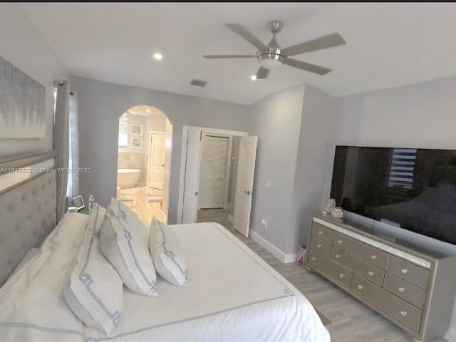 Продажа дома по адресу 14121 SW 152nd Ter - фото 6191031