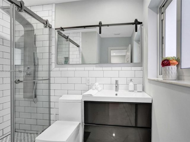 Продажа дома по адресу 5230 NE 20th Ave - фото 6132982