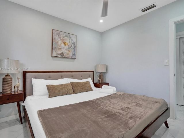 Продажа дома по адресу 5230 NE 20th Ave - фото 6132985