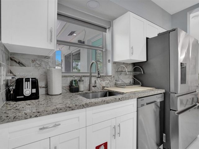 Продажа дома по адресу 5230 NE 20th Ave - фото 6132986