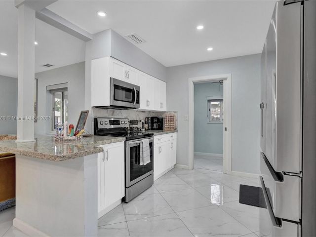 Продажа дома по адресу 5230 NE 20th Ave - фото 6132987