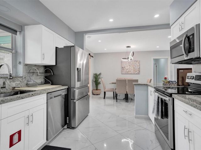 Продажа дома по адресу 5230 NE 20th Ave - фото 6132988