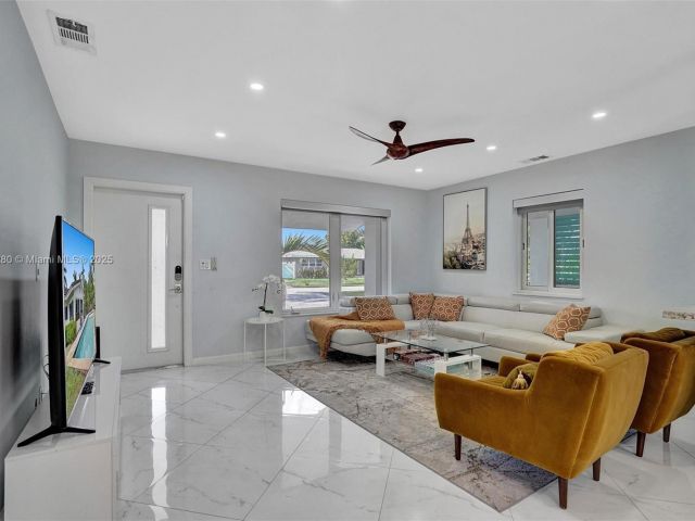 Продажа дома по адресу 5230 NE 20th Ave - фото 6132994