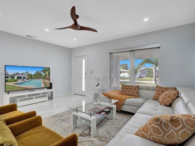 Продажа дома по адресу 5230 NE 20th Ave - фото 6132995