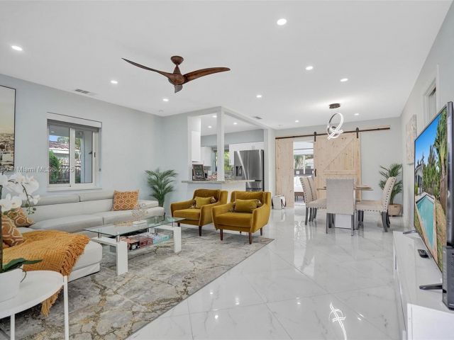 Продажа дома по адресу 5230 NE 20th Ave - фото 6132996