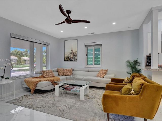 Продажа дома по адресу 5230 NE 20th Ave - фото 6132997