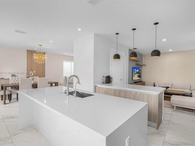 Дом в аренду по адресу 10373 NW 68th Ter - фото 6127774