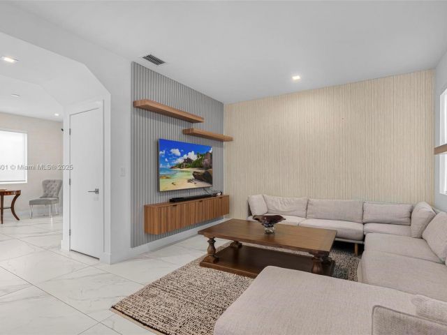 Дом в аренду по адресу 10373 NW 68th Ter - фото 6127775