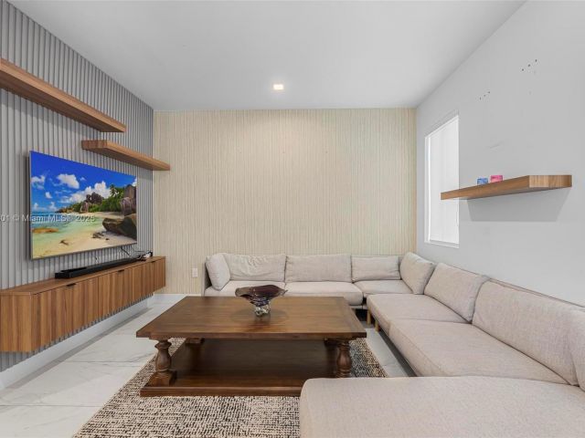 Дом в аренду по адресу 10373 NW 68th Ter - фото 6127776