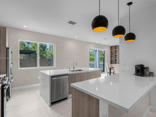 Дом в аренду по адресу 10373 NW 68th Ter - фото 6127777