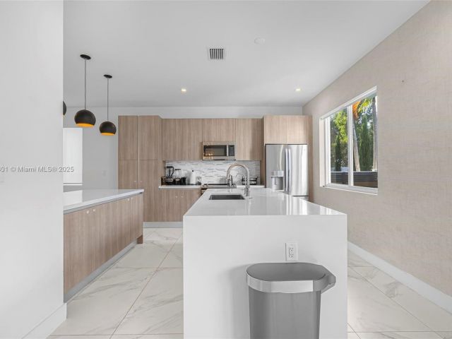 Дом в аренду по адресу 10373 NW 68th Ter - фото 6127779