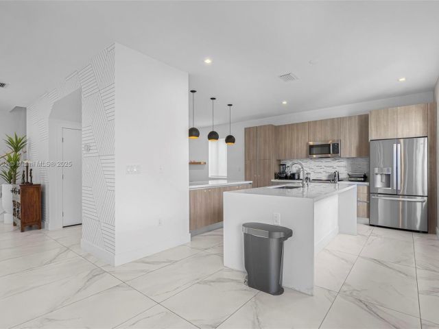 Дом в аренду по адресу 10373 NW 68th Ter - фото 6127780