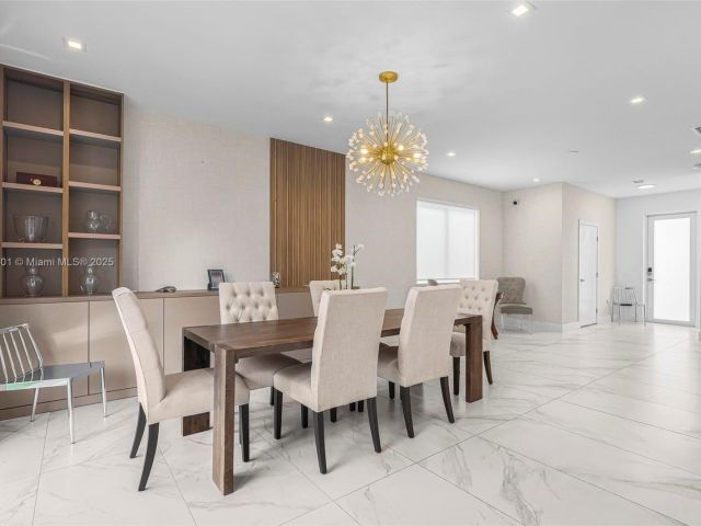 Дом в аренду по адресу 10373 NW 68th Ter - фото 6127781