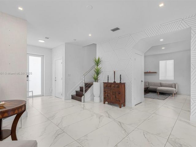 Дом в аренду по адресу 10373 NW 68th Ter - фото 6127784