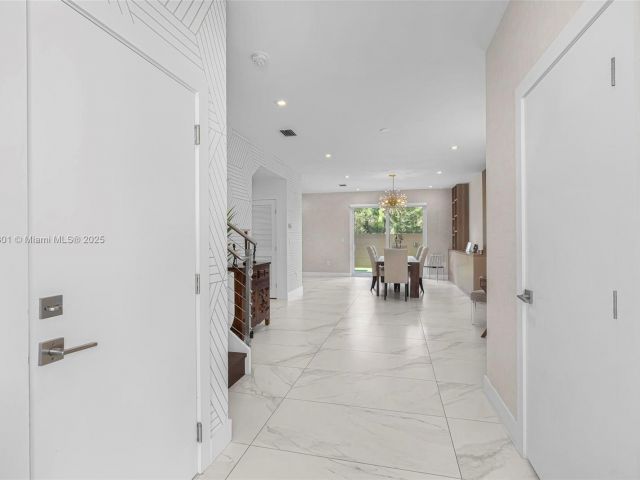 Дом в аренду по адресу 10373 NW 68th Ter - фото 6127787