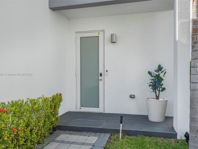 Дом в аренду по адресу 10373 NW 68th Ter - фото 6127788