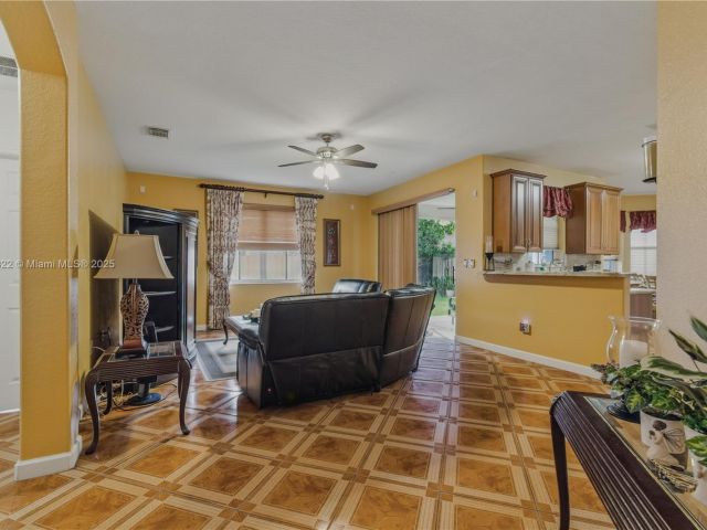 Продажа дома по адресу 12251 SW 122nd Path - фото 6147364