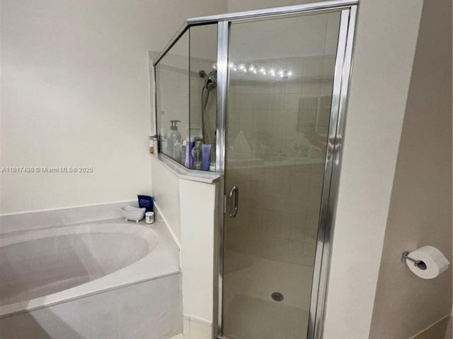 Продажа дома по адресу 2046 NE 4th Ct - фото 6139370