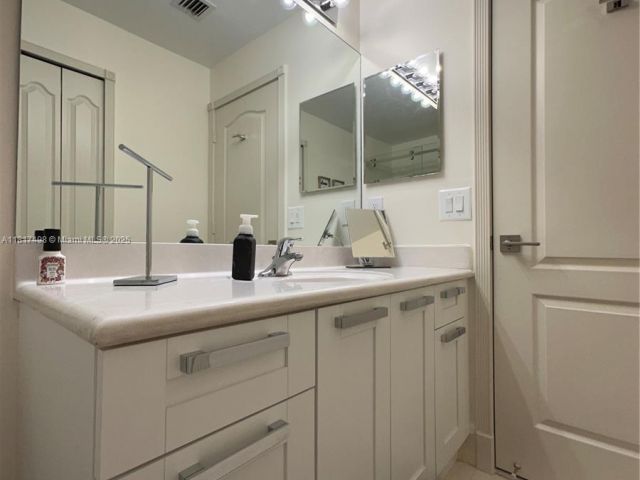 Продажа дома по адресу 2046 NE 4th Ct - фото 6139372