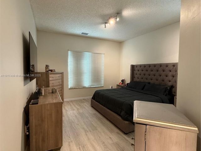 Продажа дома по адресу 2046 NE 4th Ct - фото 6139381