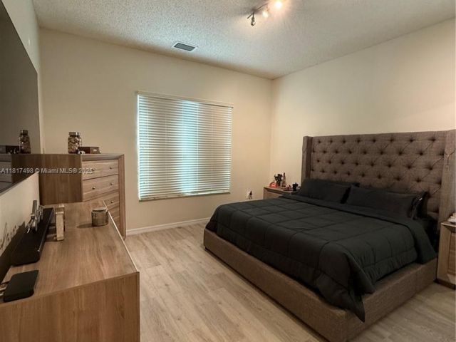 Продажа дома по адресу 2046 NE 4th Ct - фото 6139382